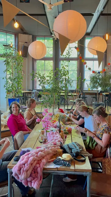 Stitch & Sip Maandelijkse Ontmoeting en Yarn Tasting