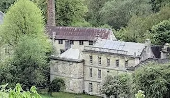 Country Houses in Industrial Settings