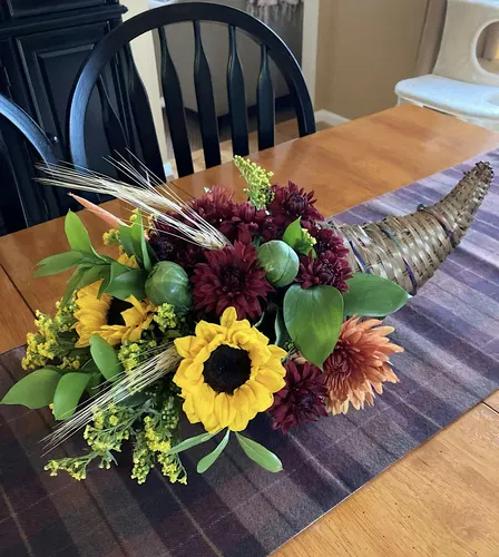 DIY Friendsgiving Floral Cornucopias