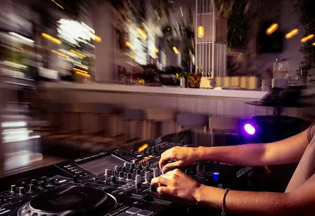 Friday Beats at WERFT: DJ Night am Wasser in Hamburg