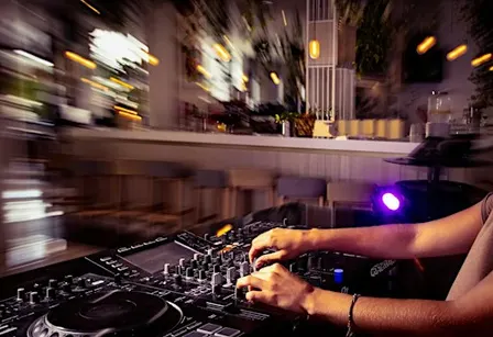 Friday Beats at WERFT: DJ Night am Wasser in Hamburg