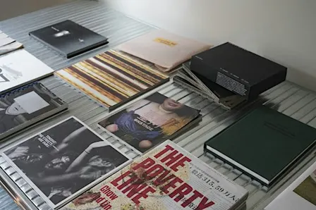 Dialogue: photo + book + sg = ?