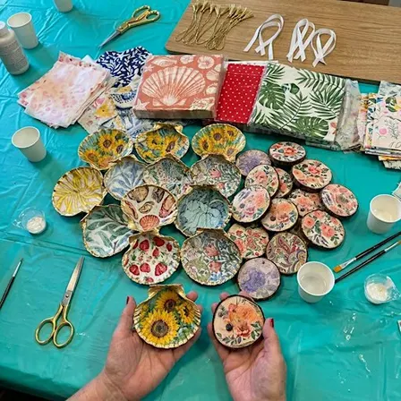 Decoupage shell & wood slice ornaments - Seminole