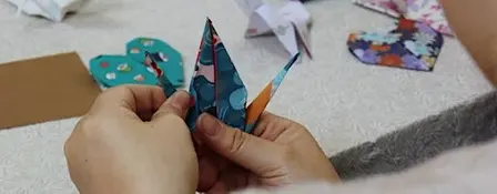 Atelier origami : confection d'un bouquet de fleurs et son vase en papier