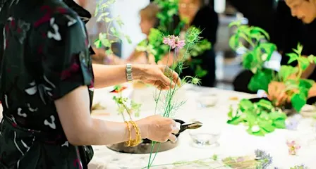 10/28 (Wed) : Japanese Flower Arrangement with a Tall s Square Vase