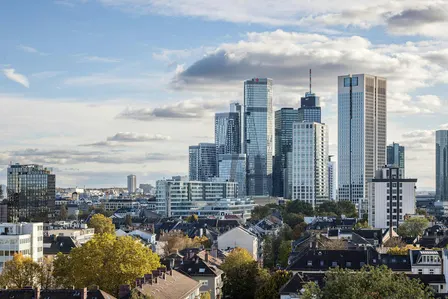 FOUR Frankfurt: Gravitating Vertical Centrality
