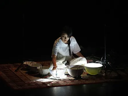 Tomoko Sauvage - WATERBOWLS  (Performance para agua, cuencos e hidrófonos)