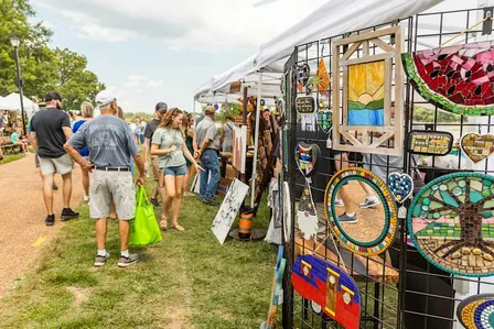 St. Charles Christmas Arts,Crafts and Vendor Market.