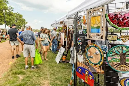 St. Charles Christmas Arts,Crafts and Vendor Market.
