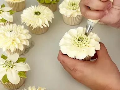 Beginner Cupcake Decorating Class | Buttercream Piping & Floral Cupcakes
