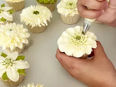 Beginner Cupcake Decorating Class | Buttercream Piping & Floral Cupcakes