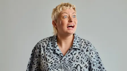 Harriet Dyer: Easily Distra...